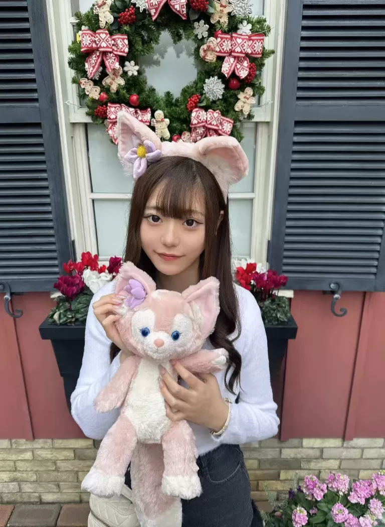 ”Ayari あやり“, a charming and genuine student girl, embodies the soft elegance of sakura blossoms. Her youthful innocence and warm personality make her the perfect companion for a refined and memorable experience