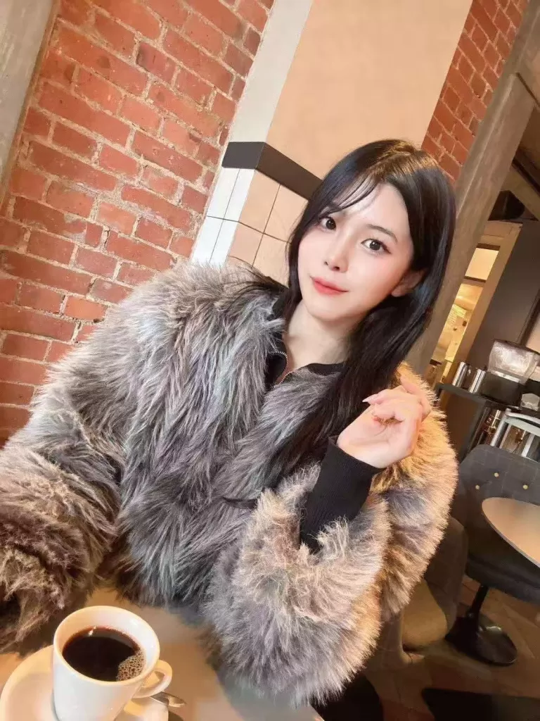 ”Satsuki サツキ“ She is a university advisor and speaks fluent English and basic Chinese. Good visual and service, always get a excellent reviews from customers