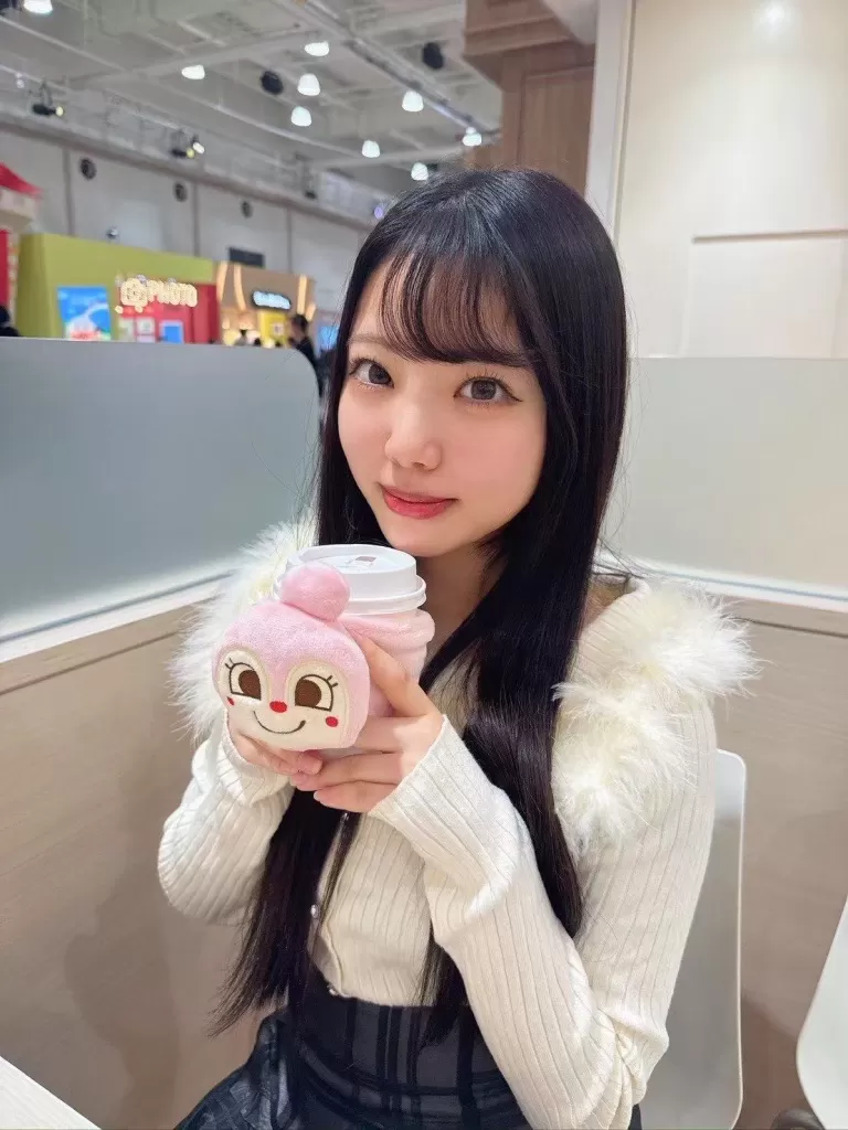 ”Mumu みむ“,The cutest café girl downstairs, Mumu, has arrived! Don’t miss your chance for a sweet, unforgettable date with her!